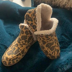Super cute leopard boots
